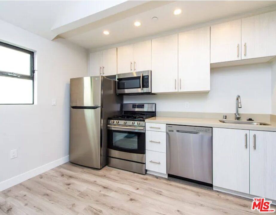 Apartment for rent at 483 Washington Blvd #483, Venice, CA 90291