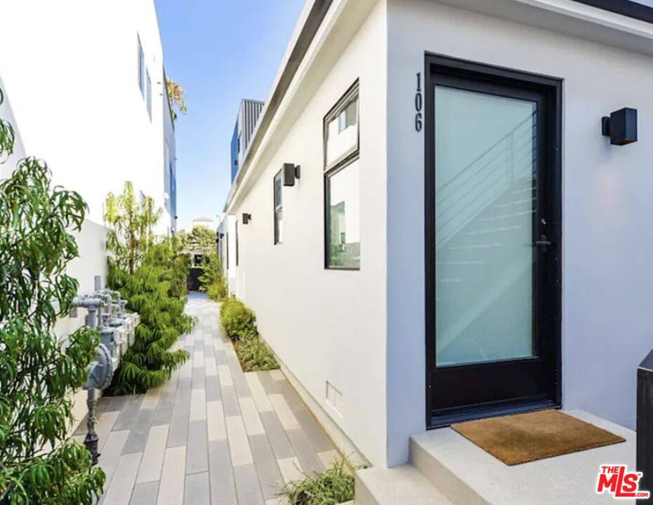 Apartment for rent at 483 Washington Blvd #483, Venice, CA 90291