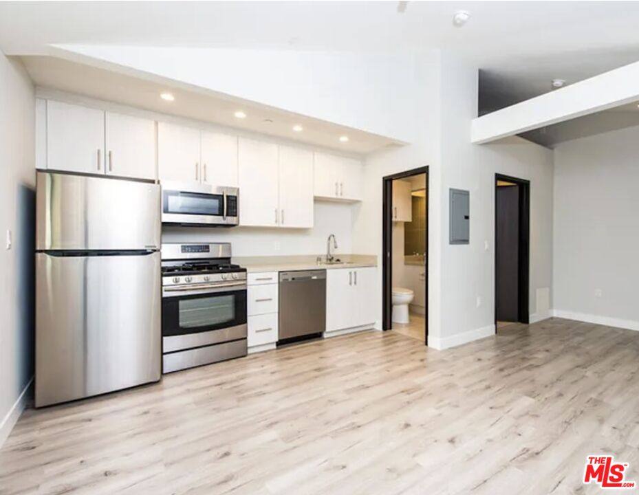 Apartment for rent at 483 Washington Blvd #483, Venice, CA 90291