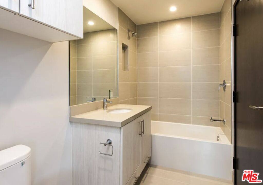 Apartment for rent at 483 Washington Blvd #483, Venice, CA 90291