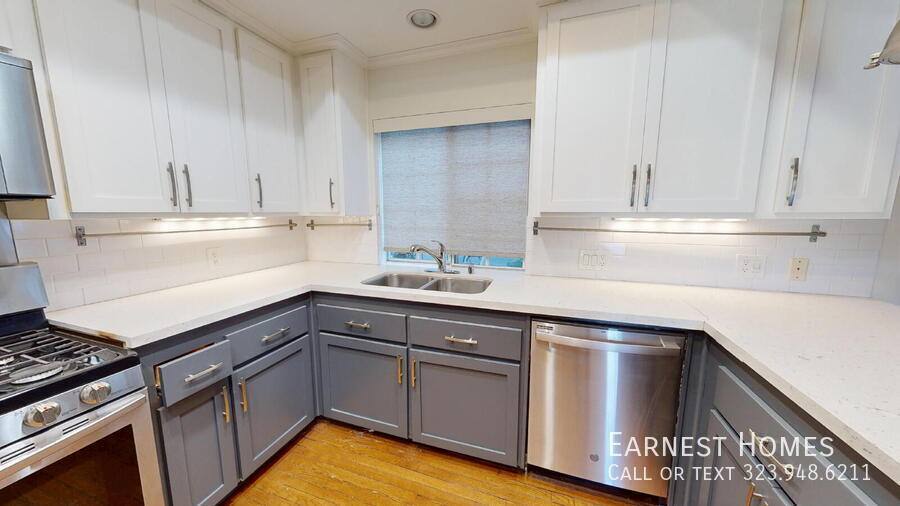 House for rent at 4339 Alhama Dr, Woodland Hills, CA 91364