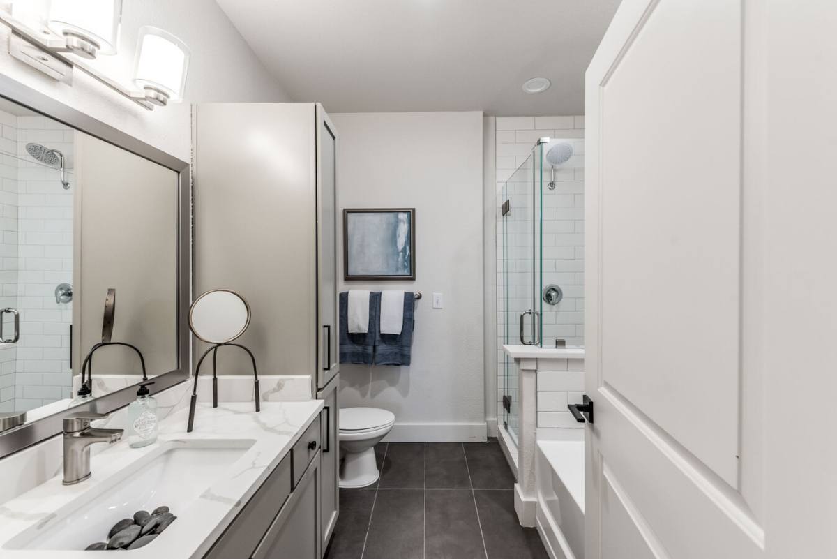 Apartment for rent at 2121 Allen Parkway #SS1, Houston, TX 77019