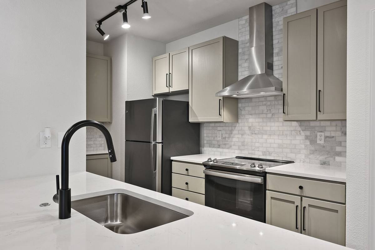Apartment for rent at 2121 Allen Parkway #SS1, Houston, TX 77019