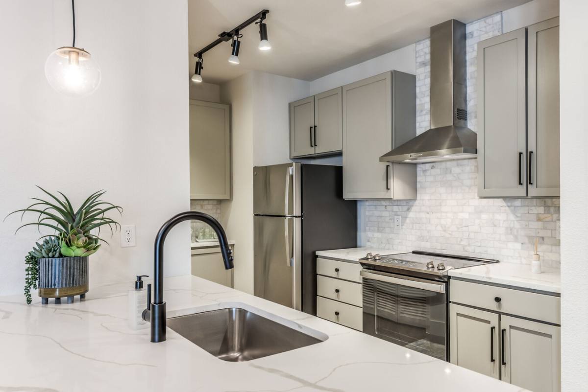 Apartment for rent at 2121 Allen Parkway #SS2, Houston, TX 77019