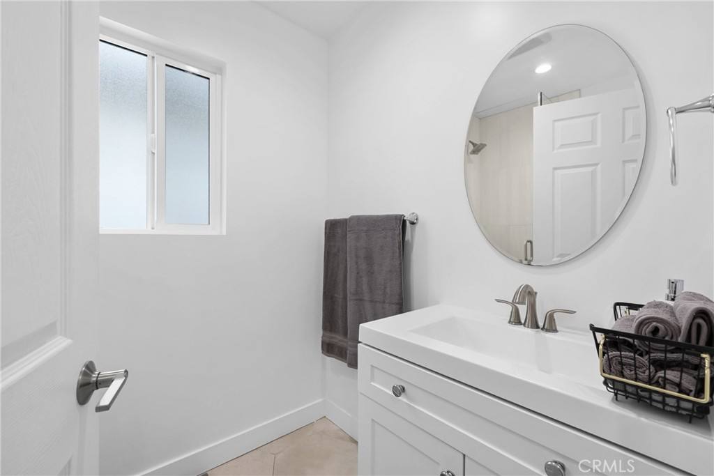 Apartment for rent at 18017 Collins St, Encino, CA 91316
