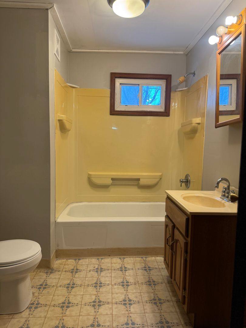 House for rent at 207 E Oak St, Carbondale, IL 62901