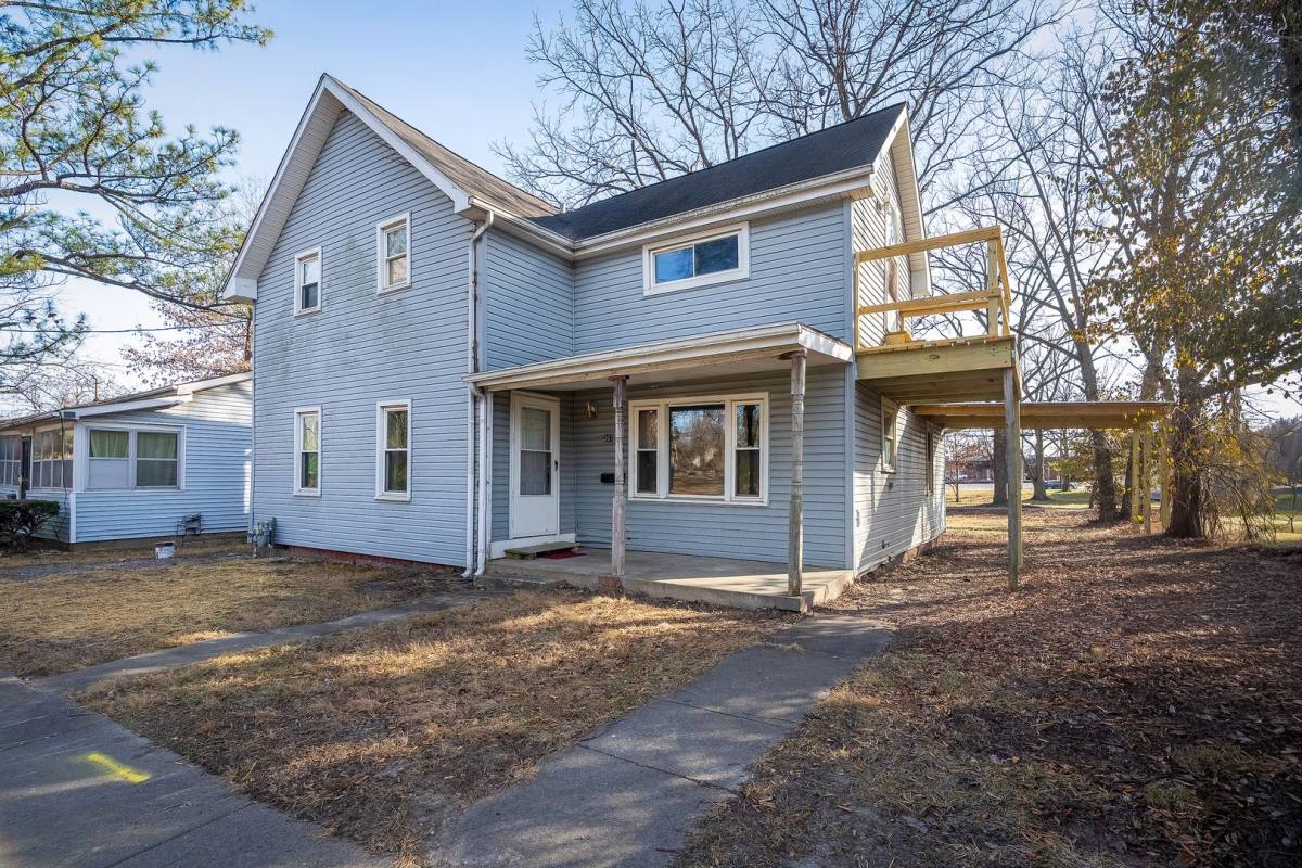 House for rent at 207 E Oak St, Carbondale, IL 62901
