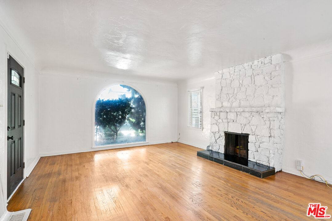 Apartment for rent at 6086 Saturn St, Los Angeles, CA 90035