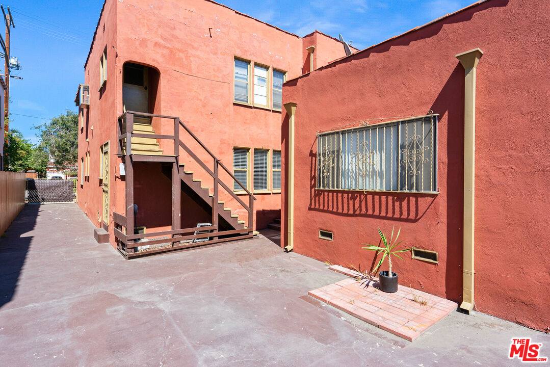 Apartment for rent at 6086 Saturn St, Los Angeles, CA 90035