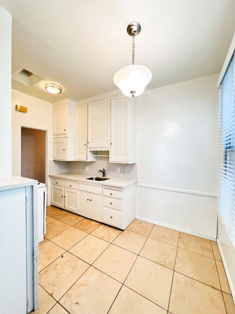 Apartment for rent at 6436 Orange St, Los Angeles, CA 90048