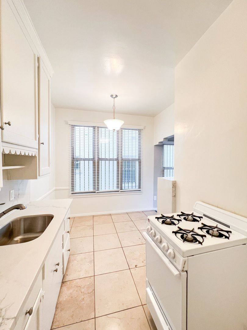 Apartment for rent at 6436 Orange St, Los Angeles, CA 90048
