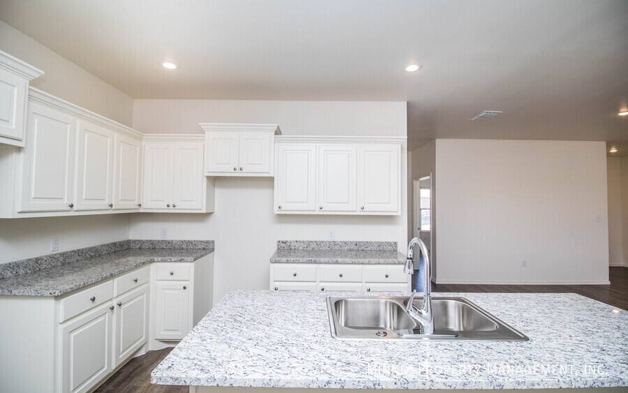 Townhouse for rent at 6927 20th St, Lubbock, TX 79407