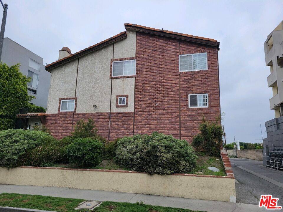 Townhouse for rent at 1250 S Corning St #2, Los Angeles, CA 90035