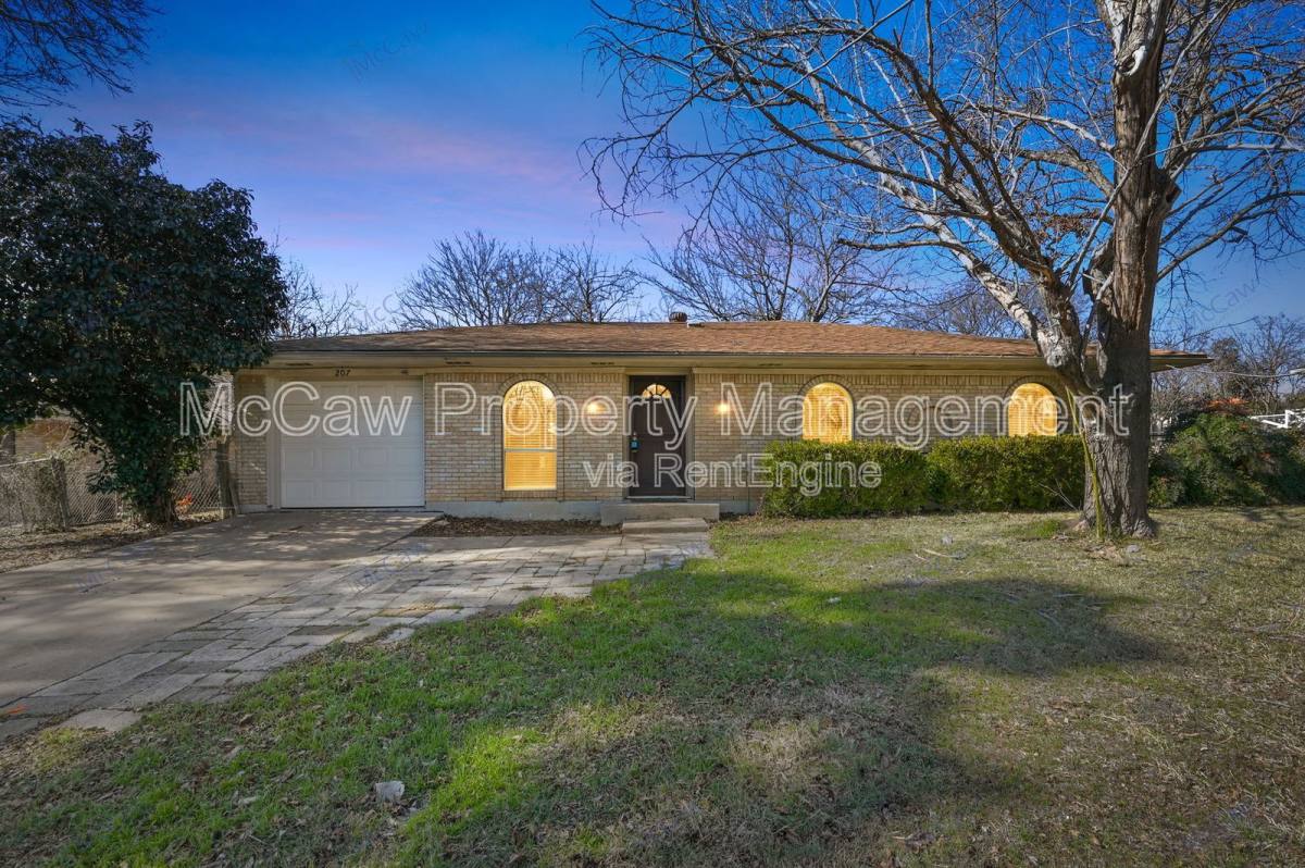 House for rent at 207 Evelyn St, Desoto, TX 75115