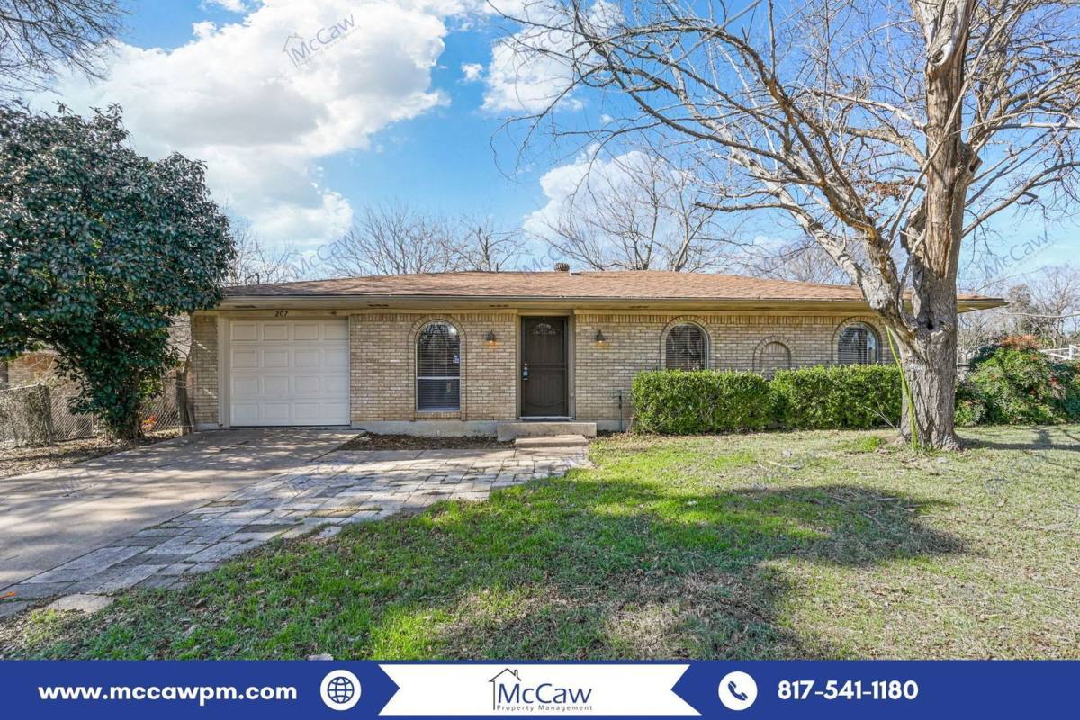 House for rent at 207 Evelyn St, Desoto, TX 75115