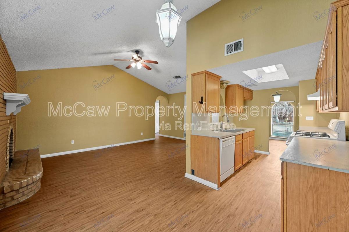 House for rent at 207 Evelyn St, Desoto, TX 75115