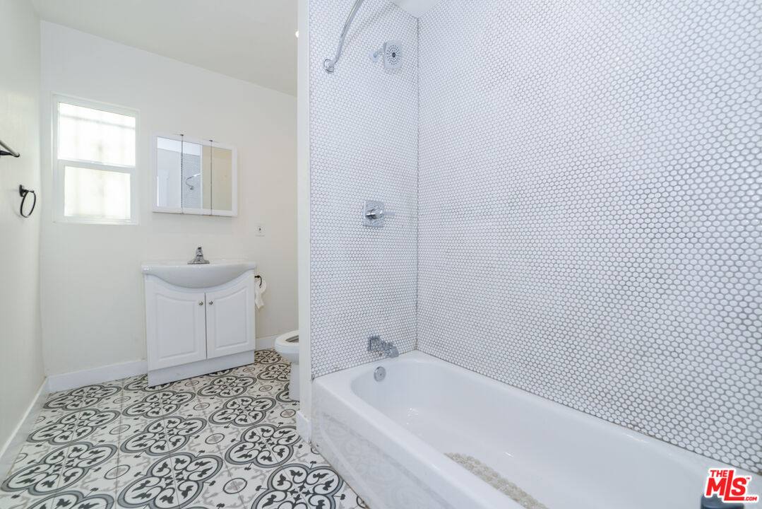 Apartment for rent at 520 W 82nd St #520524 1 4, Los Angeles, CA 90044
