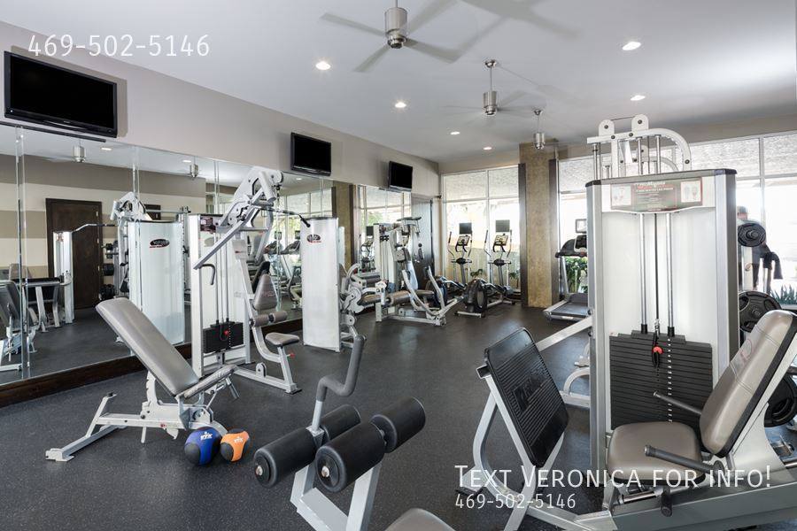 Apartment for rent at 4010 SW Freeway 77106-1116, Houston, TX 77027