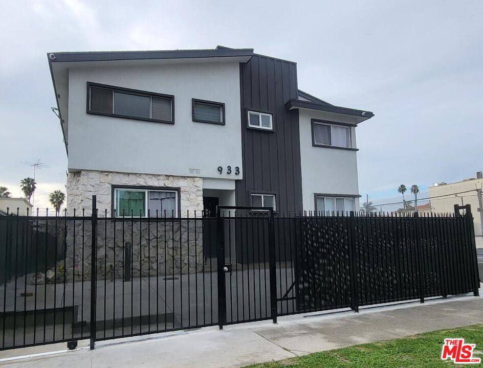 Apartment for rent at 933 S Norton Ave #933-4, Los Angeles, CA 90019