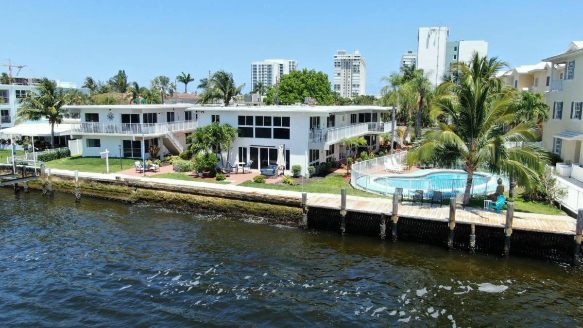 Apartment for rent at 1001 S Riverside Dr #203, Pompano Beach, FL 33062