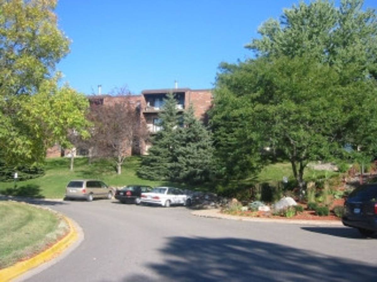 Apartment for rent at 1600 W 143rd St, Burnsville, MN 55306