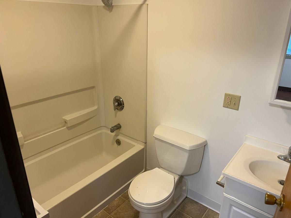Apartment for rent at 916 Greenbrier Rd, Dekalb, IL 60115