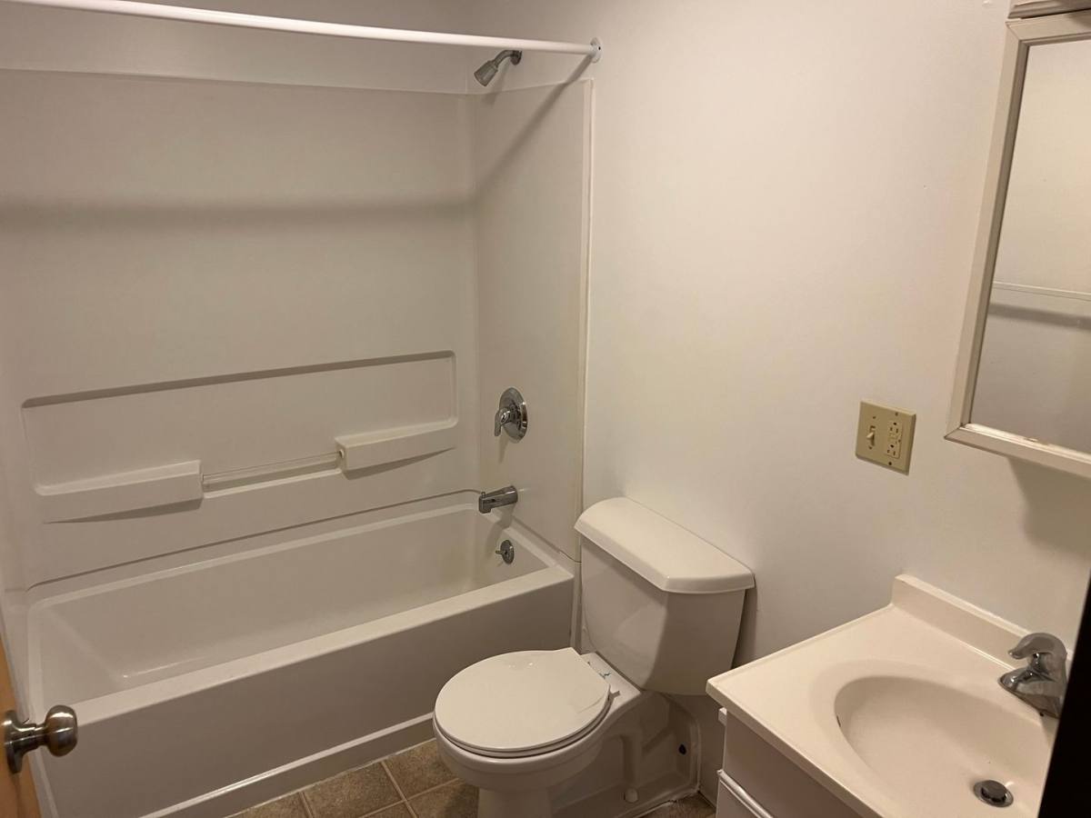 Apartment for rent at 916 Greenbrier Rd, Dekalb, IL 60115