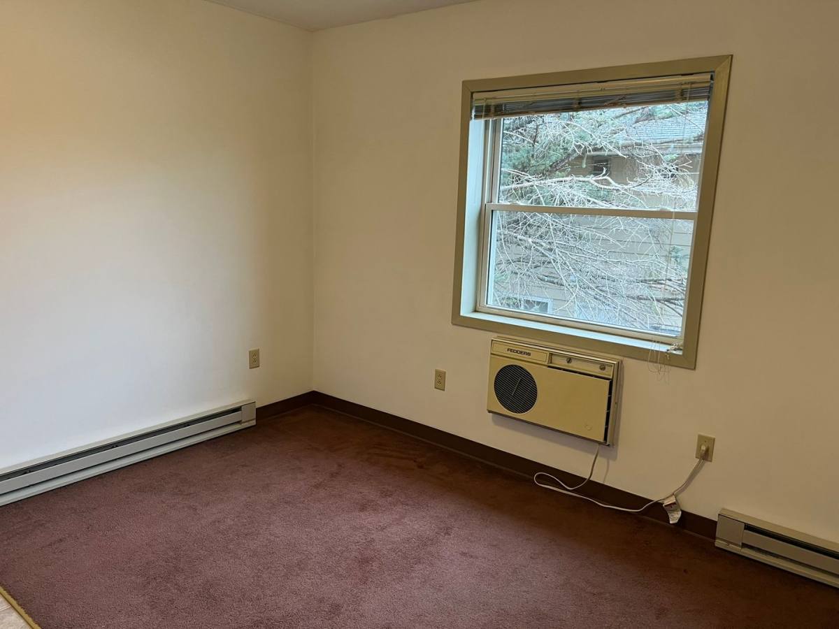 Apartment for rent at 916 Greenbrier Rd, Dekalb, IL 60115
