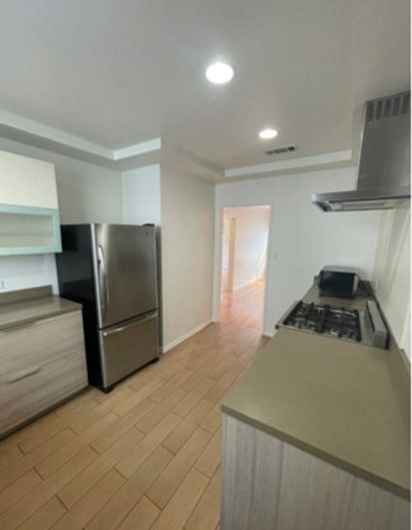 Apartment for rent at 1111 S Cochran Ave, Los Angeles, CA 90019