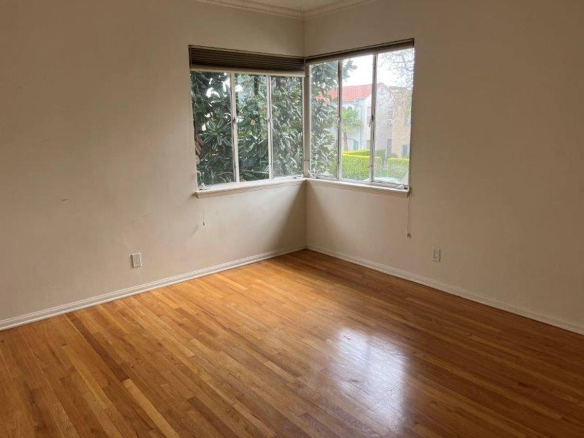 Apartment for rent at 1111 S Cochran Ave, Los Angeles, CA 90019