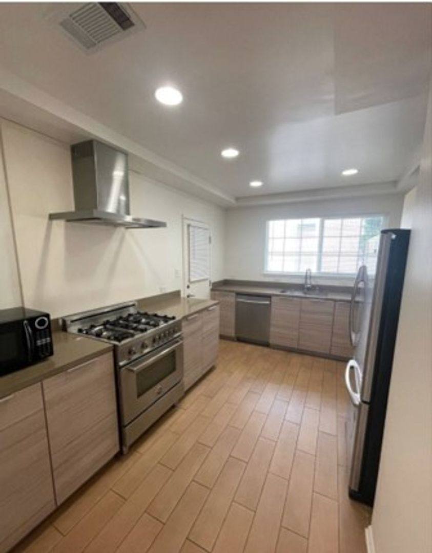 Apartment for rent at 1111 S Cochran Ave, Los Angeles, CA 90019