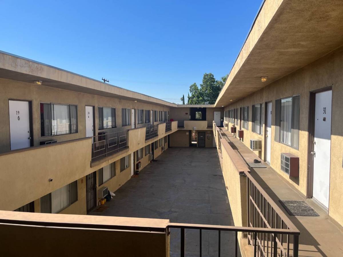 Apartment for rent at 120 E Chestnut St, Glendale, CA 91205