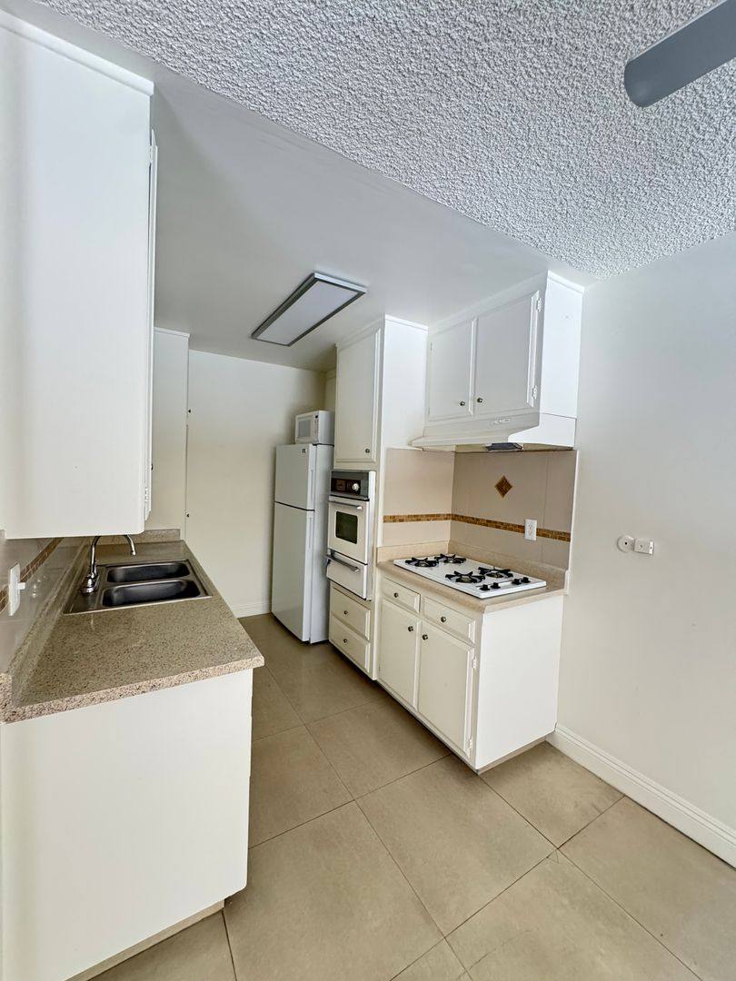 Apartment for rent at 120 E Chestnut St, Glendale, CA 91205