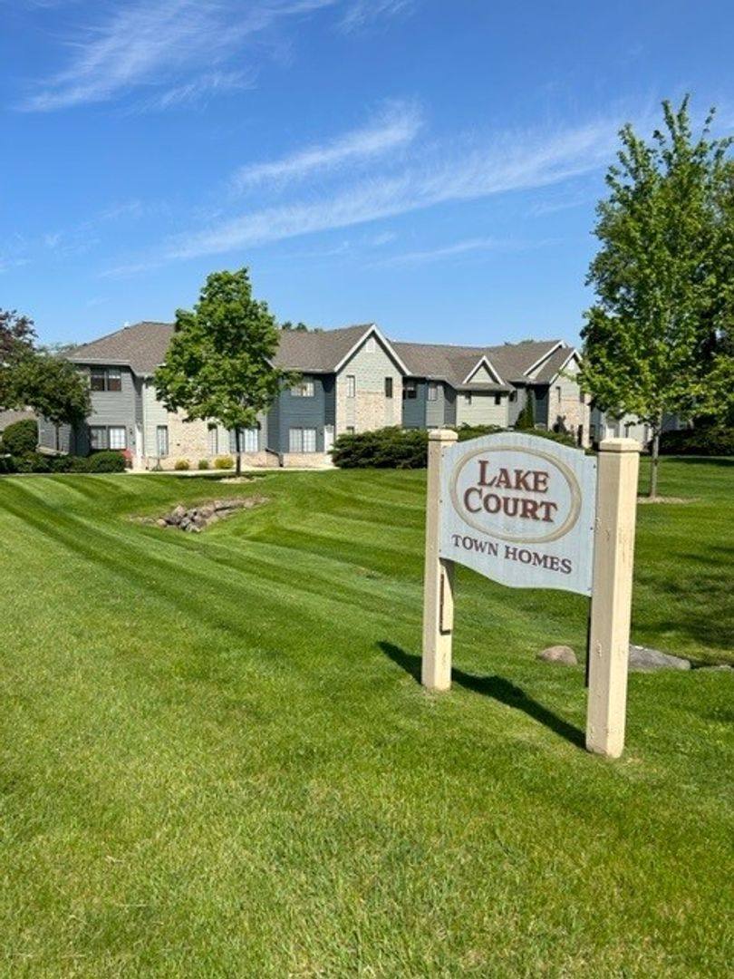 Apartment for rent at 420 Bolson Dr, Oconomowoc, WI 53066