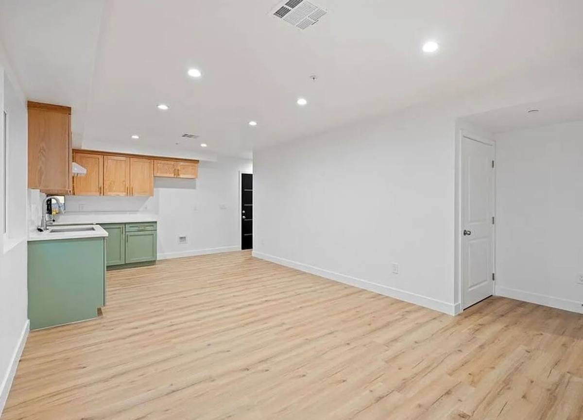 Apartment for rent at 10422, 10422 1 2 Graham Ave, Los Angeles, CA 90003