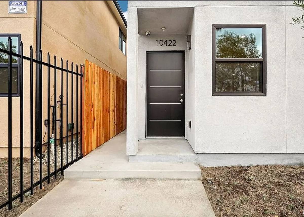 Apartment for rent at 10422, 10422 1 2 Graham Ave, Los Angeles, CA 90003