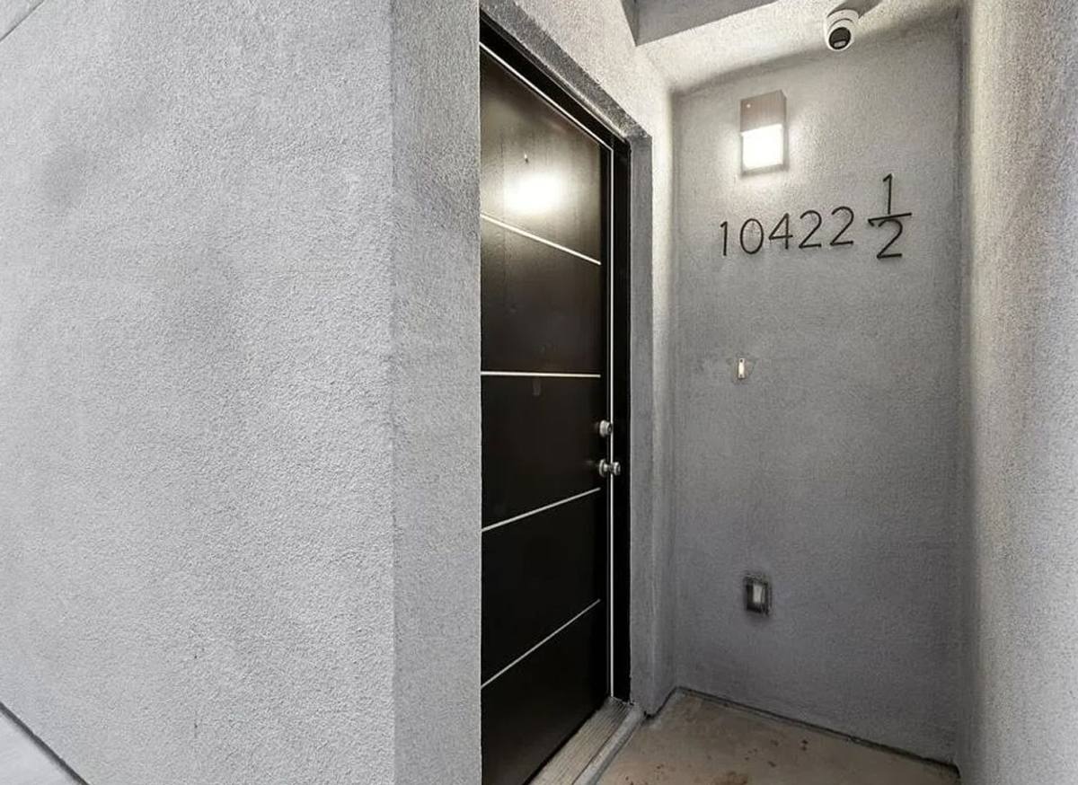Apartment for rent at 10422, 10422 1 2 Graham Ave, Los Angeles, CA 90003