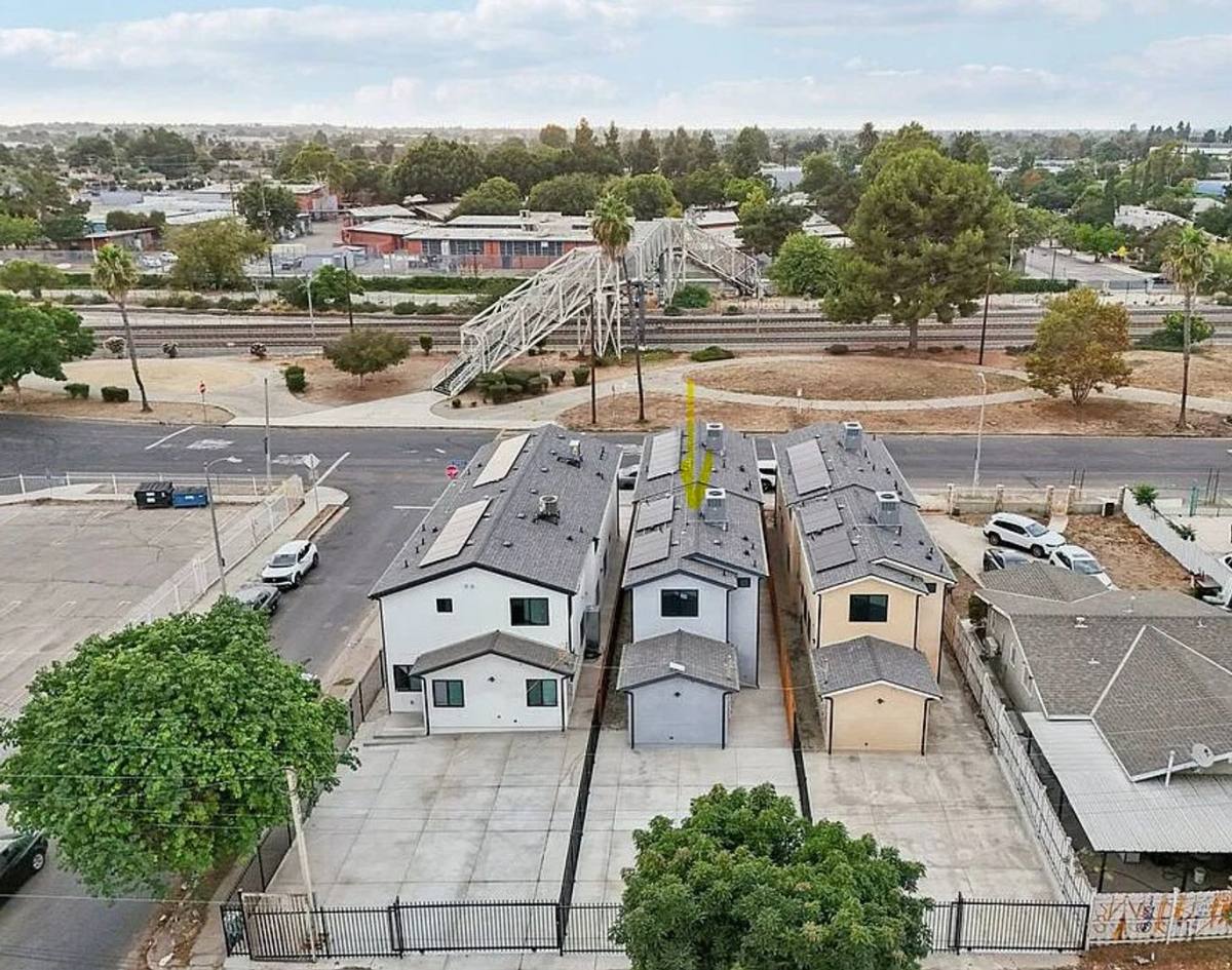Apartment for rent at 10422, 10422 1 2 Graham Ave, Los Angeles, CA 90003