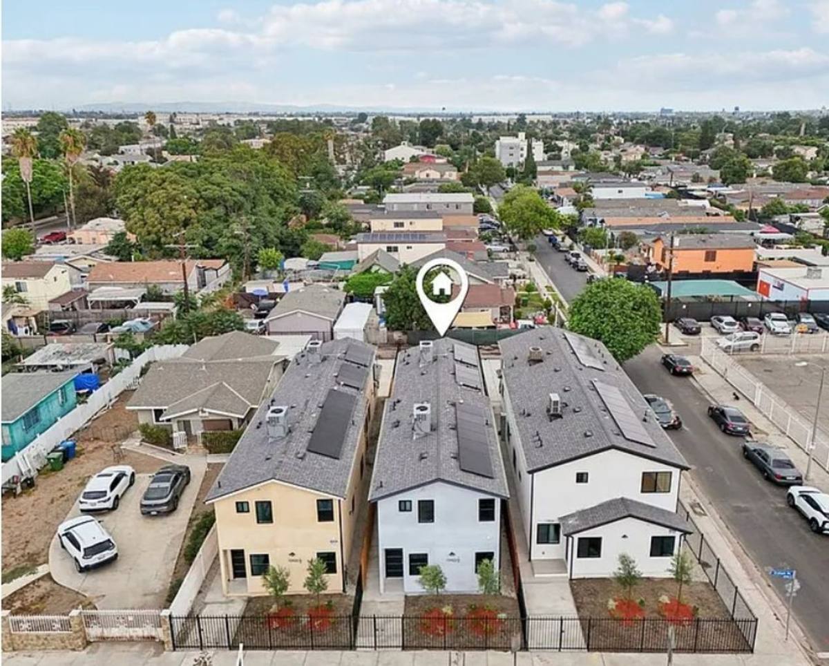Apartment for rent at 10422, 10422 1 2 Graham Ave, Los Angeles, CA 90003