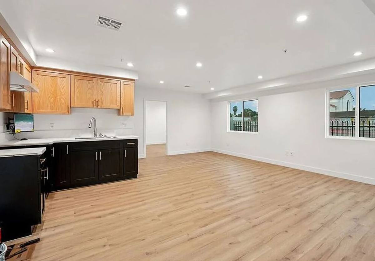 Apartment for rent at 10422, 10422 1 2 Graham Ave, Los Angeles, CA 90003
