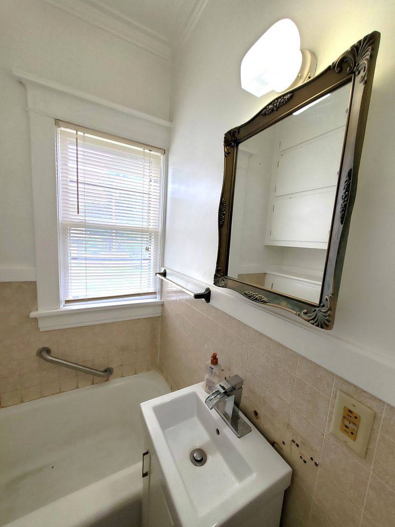 Apartment for rent at 313 Denver St, Waterloo, IA 50701