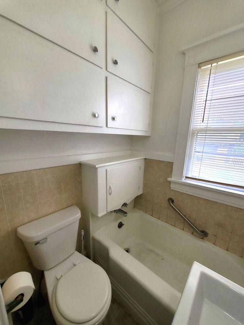 Apartment for rent at 313 Denver St, Waterloo, IA 50701