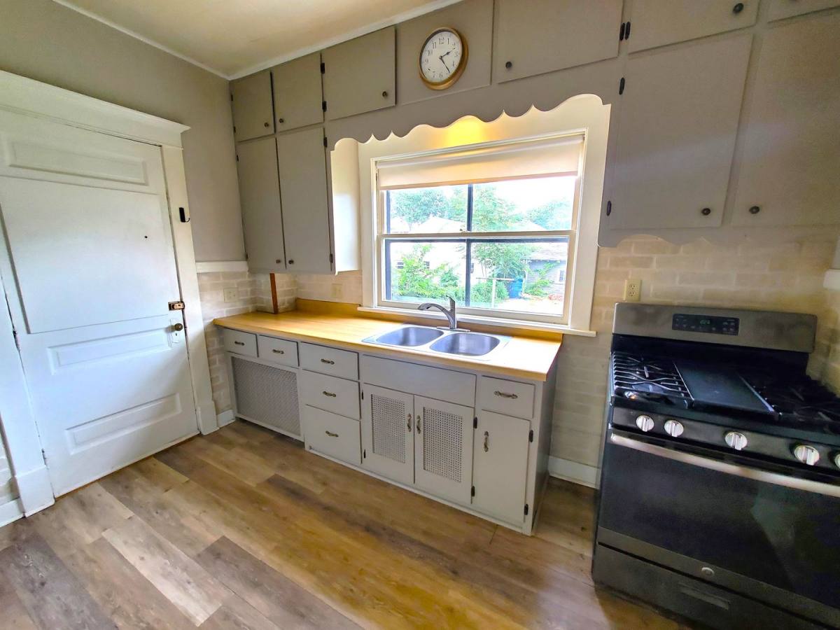 Apartment for rent at 313 Denver St, Waterloo, IA 50701