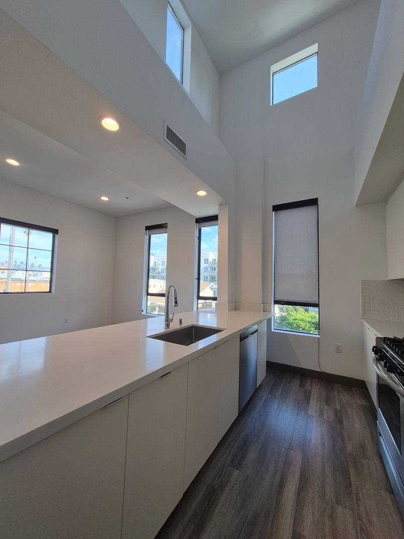 Apartment for rent at 161 S Normandie Ave, Los Angeles, CA 90004