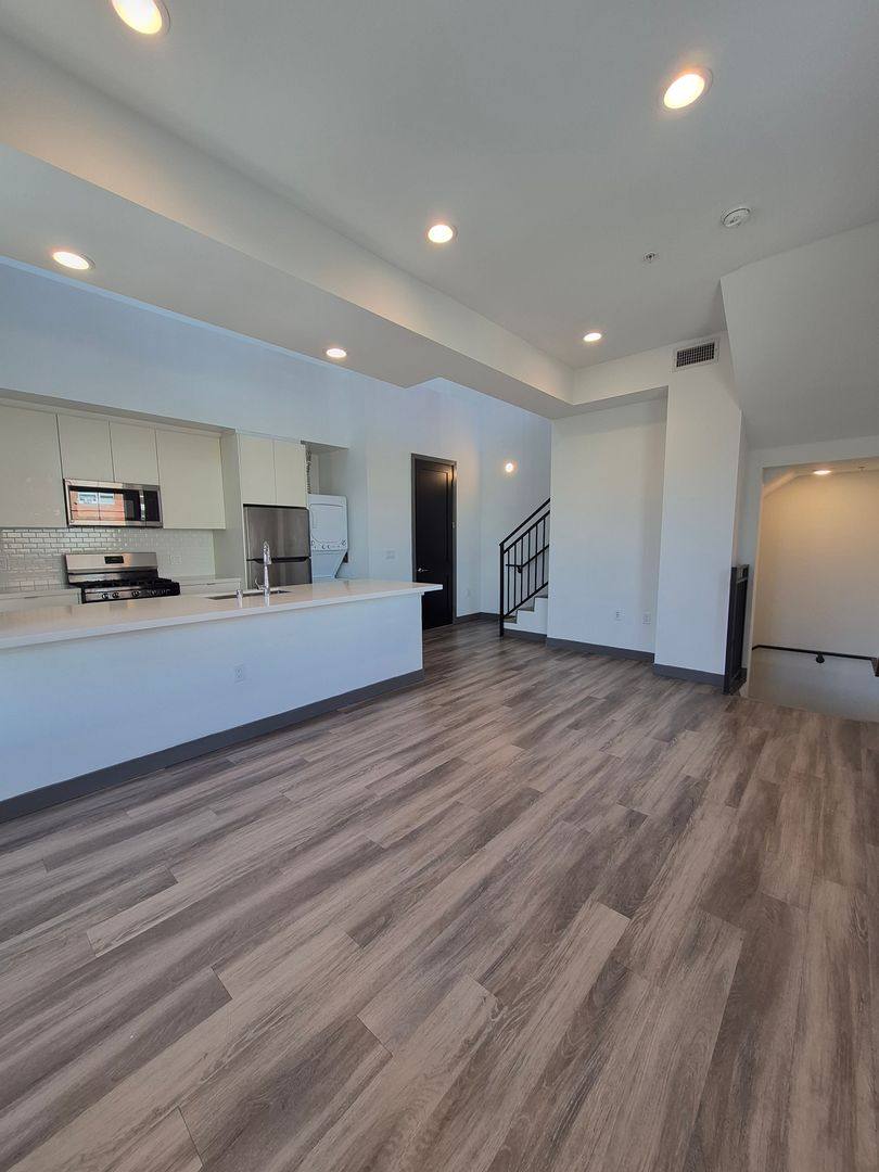 Apartment for rent at 161 S Normandie Ave, Los Angeles, CA 90004