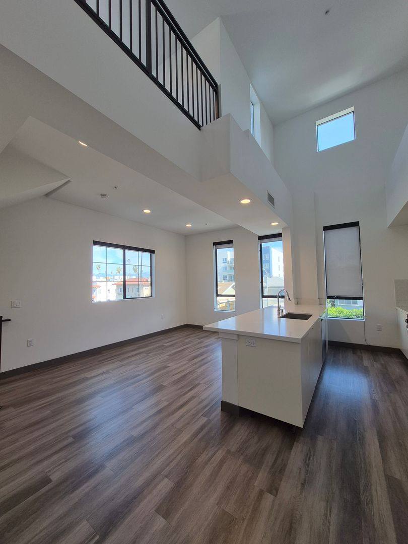 Apartment for rent at 161 S Normandie Ave, Los Angeles, CA 90004