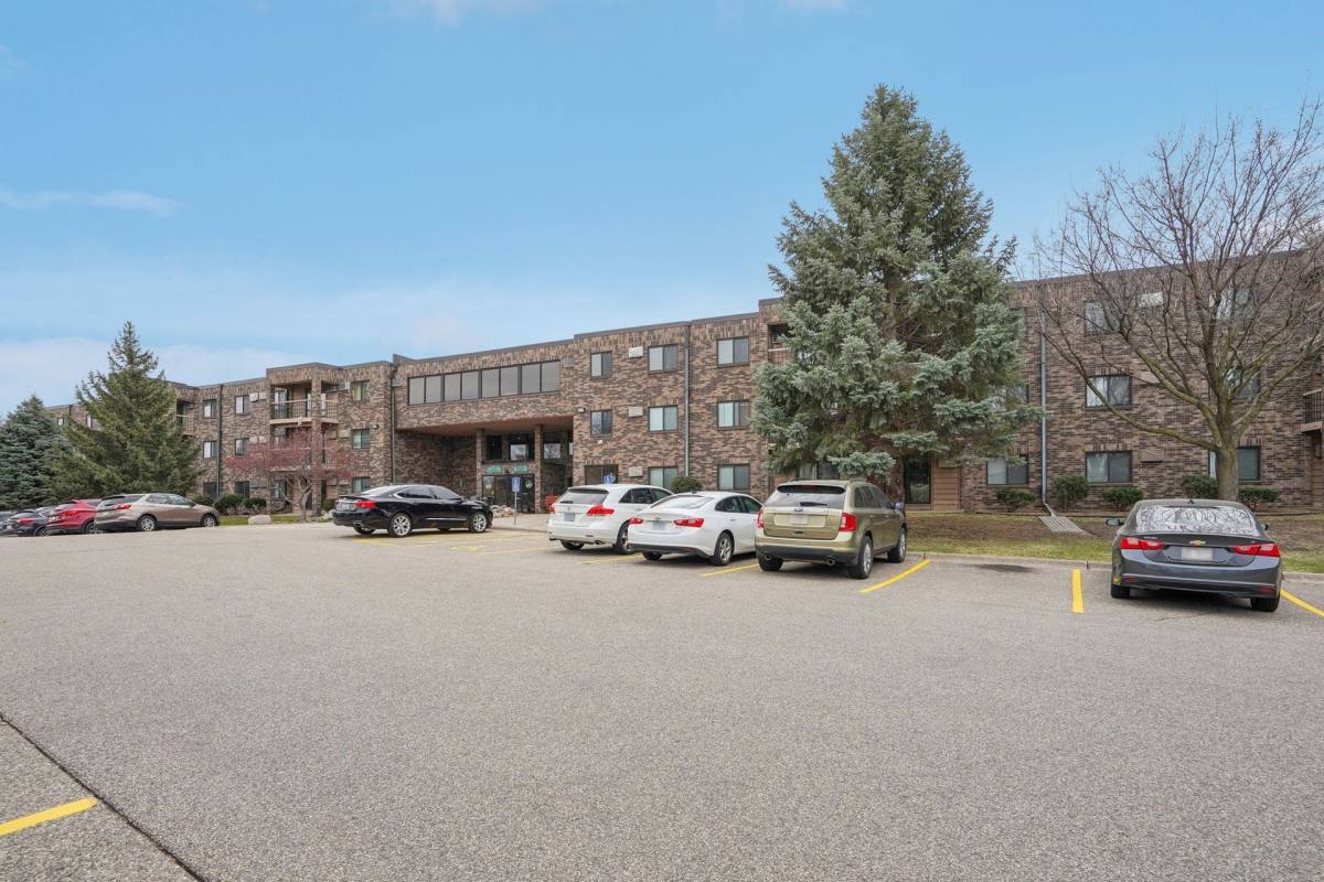 Apartment for rent at Park Place In Burnsville, 301 E Burnsville Parkway, Burnsville, MN 55337