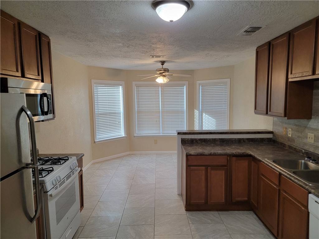 Apartment for rent at 4011 Windswept Dr, College Station, TX 77845