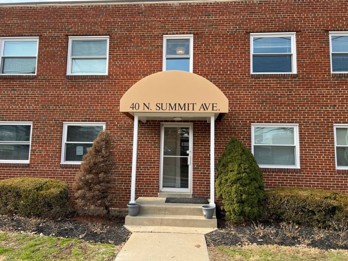 Apartment for rent at 40 N Summit Ave, Gaithersburg, MD 20877