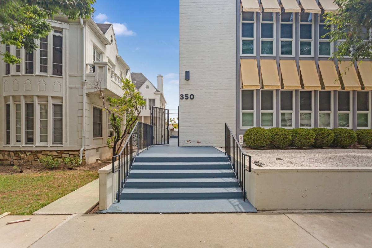 Apartment for rent at 350 S Reeves, Beverly Hills, CA 90212